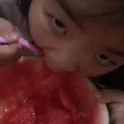 一起吃瓜儿童视频,一起吃瓜儿童视频里的欢乐瞬间