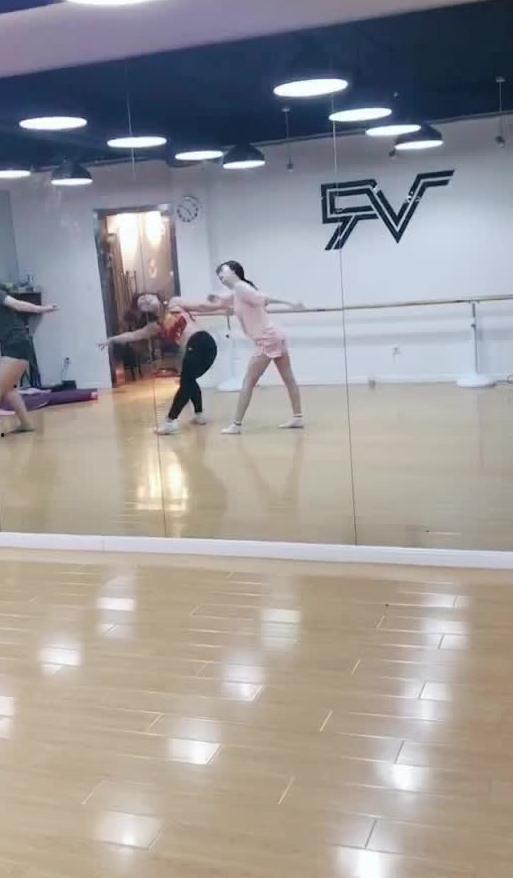 跳舞主播吃瓜是谁啊视频,视频背后的热门话题与人物